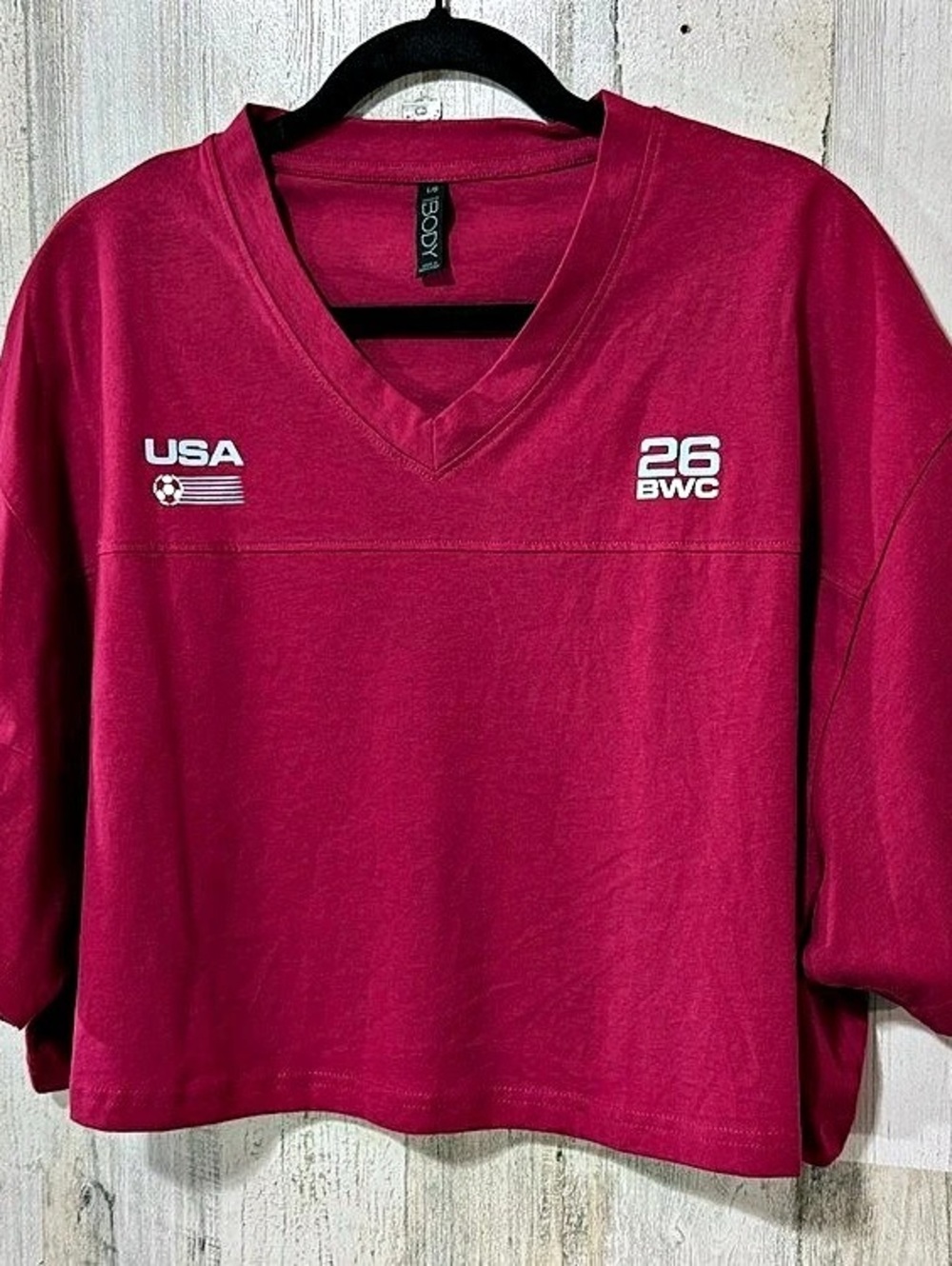 Cropped USA 26 BWC Cropped V-Neck Tee Size Large Cotton On